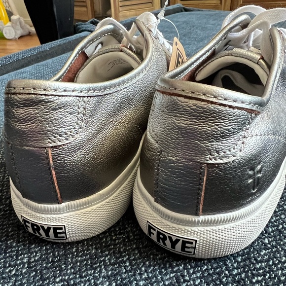 FRYE Womens 7.5 Metallic Silver Pewter Flats Gia Low Top Lace Leather Sneakers - Picture 5 of 7